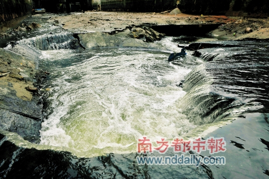 广州河床现大洞 满河水消失.jpg