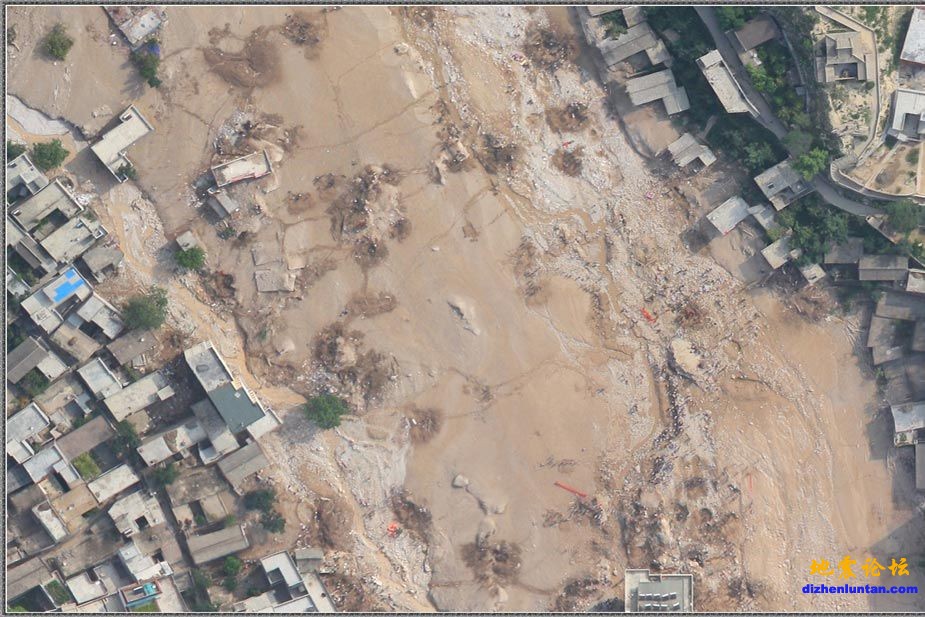 舟曲县城东街一共有83户人家，其中63户被约10米厚的泥石流掩没。3.jpg