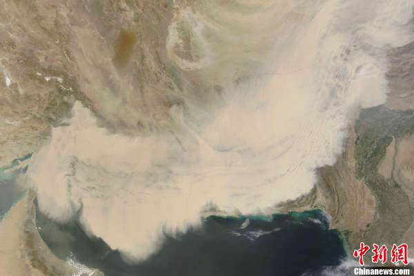 3月中旬发生在亚洲西南部的超级沙尘暴景象。.jpg