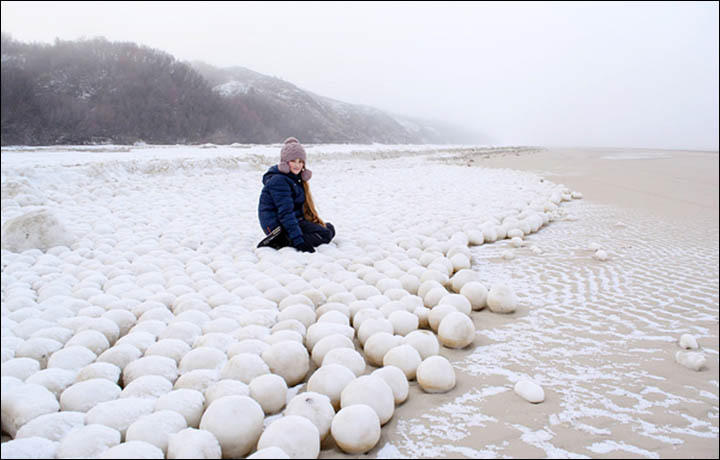 俄罗斯海岸现神秘雪球堆 规模巨大天然形成--鄂毕河湾.jpg