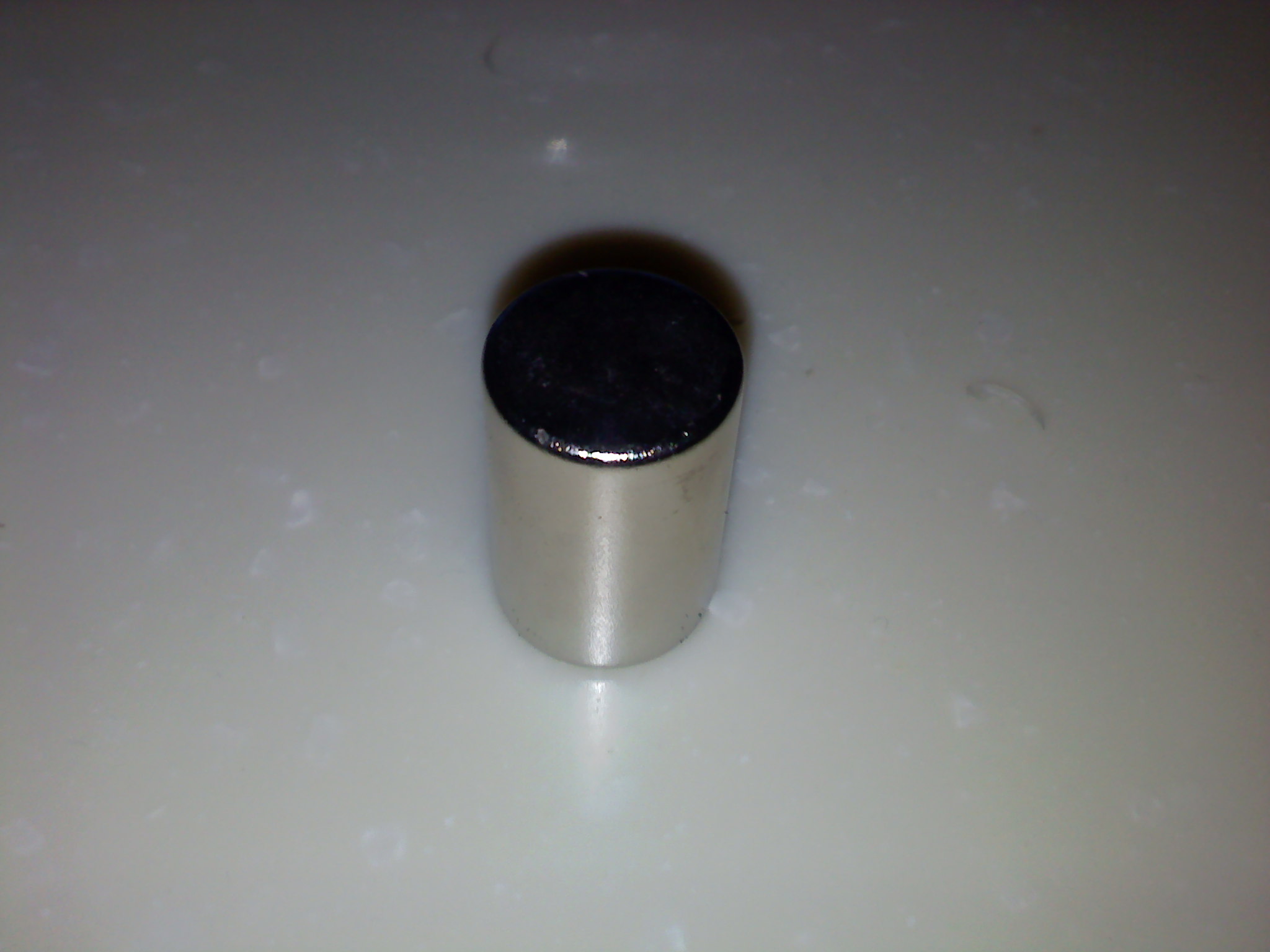 圆柱形的磁铁