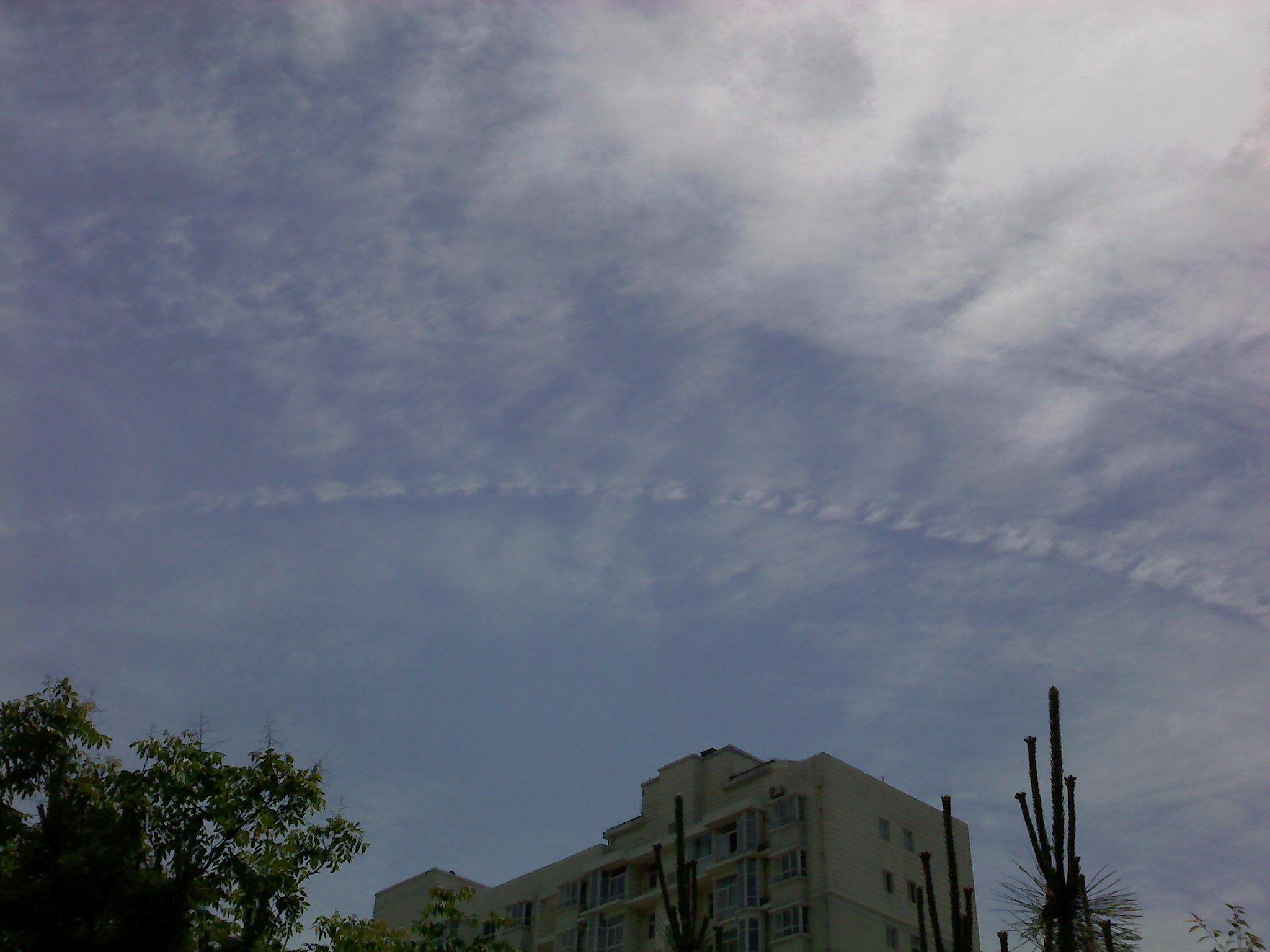 以第一张图中红绿灯杆为中心，红绿灯右侧的图，坐标同上，时间12点10左右。